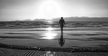 Lonely boy on beach बच्चा बात नहीं मानता