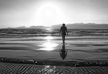 Lonely boy on beach बच्चा बात नहीं मानता