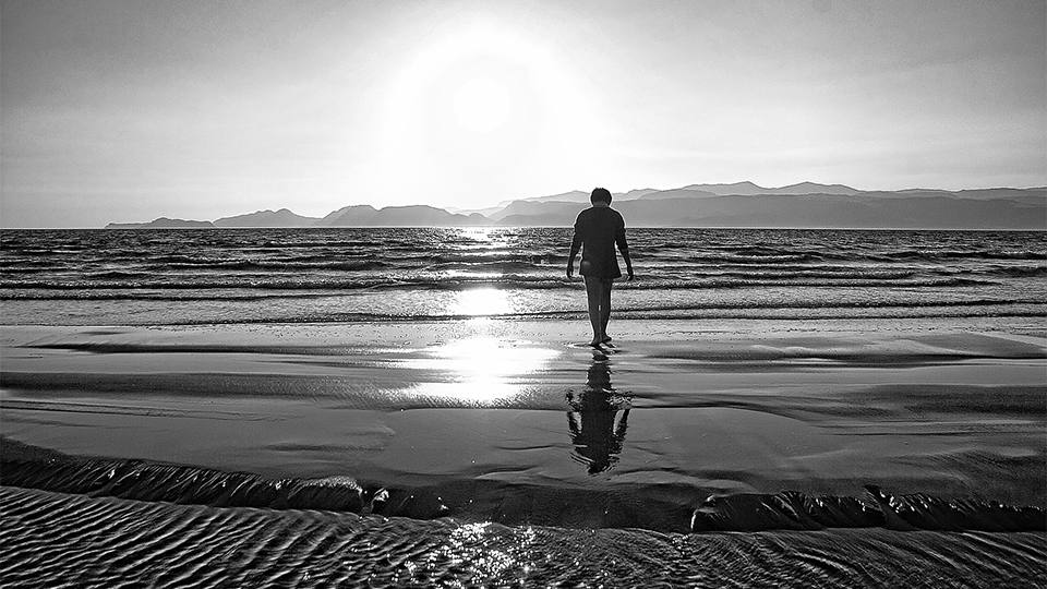 Lonely boy on beach बच्चा बात नहीं मानता